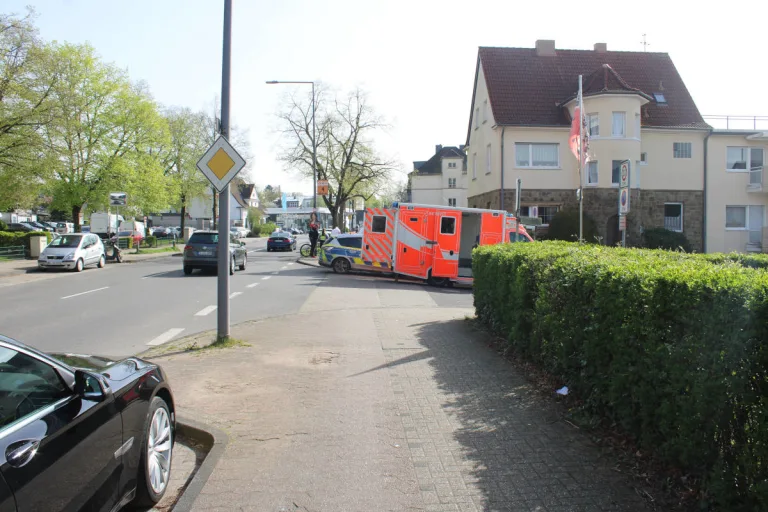 Bergisch Gladbach – Weißer SUV nach Unfallflucht auf der Mülheimer Straße gesucht
