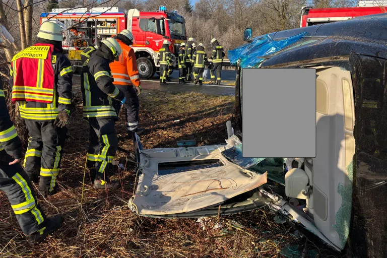 A1 Sittensen – Fahrerin nach schwerem Unfall eingeklemmt
