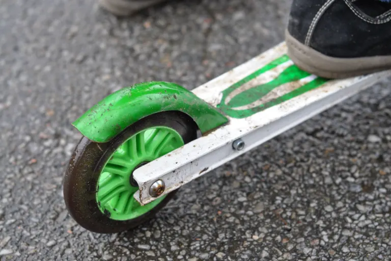 Schmerikon SG – Kind mit Kickboard von Auto erfasst 