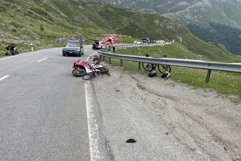 Poschiavo GR - Fahrradfahrer bei Frontalkollision über die Fahrbahn hinausgeschleudert