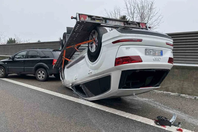 A1 bei Boningen SO - Anhänger überschlägt sich mit geladenem Auto
