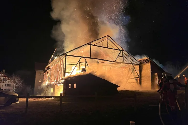 Ottikon ZH - Vollbrand zerstört Scheune komplett