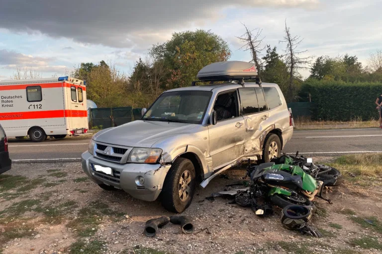 Neustadt an der Weinstraße – Motorrad kracht in abbiegendes Auto – Fahrer schwer verletzt