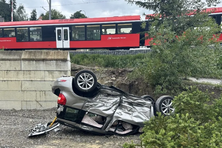 Herisau AR - 82-Jährige Frau verunfallt mit dem Auto beim Bahnübergang