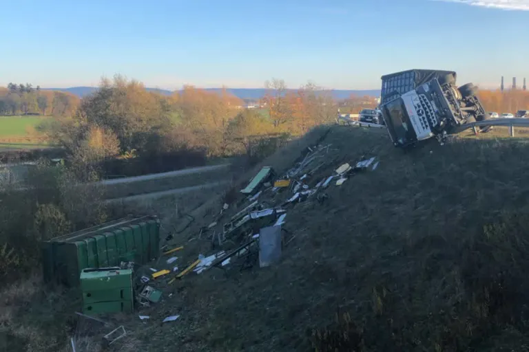 A30 Gohfeld – LKW Gliederzug kippt auf die Seite