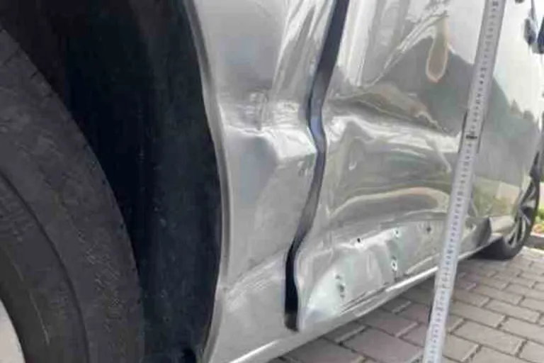 Beringen SH – Auto auf Parkplatz massiv beschädigt