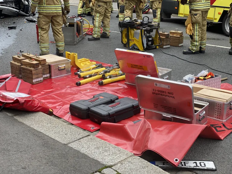 Unfall in Dresden – Feuerwehr rettet schwer verletzten Autofahrer