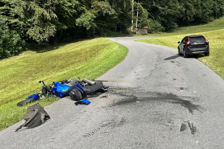 Entlebuch LU - Motorradfahrer nach Sturz auf die Gegenfahrbahn geraten