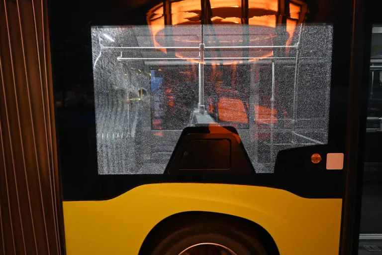 Schaan – Gegenstände in und gegen Bus geworfen