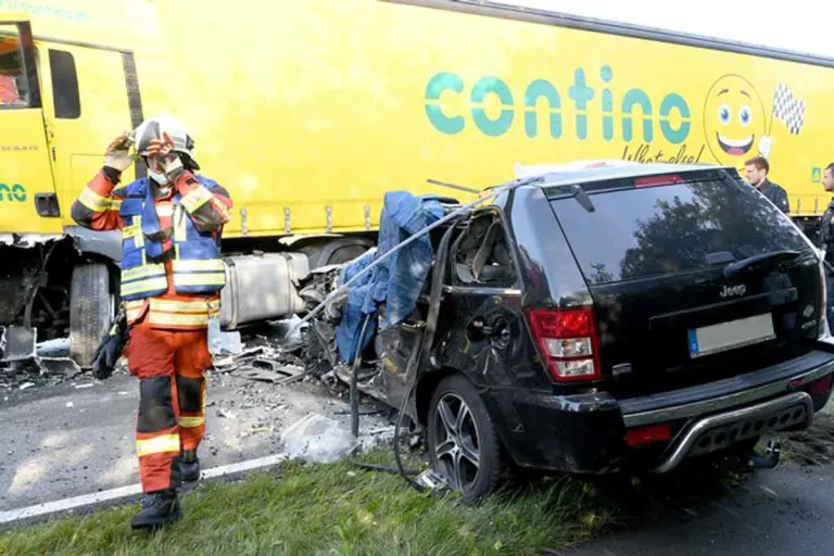 Tödlicher Unfall in Eisendorf - Jeep kracht frontal in Sattelzug