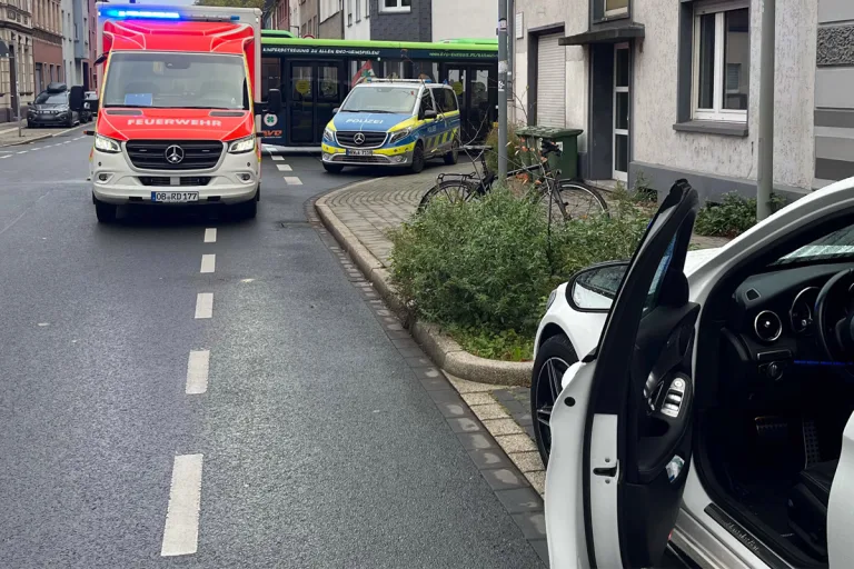 Oberhausen NW – Radfahrer bei Dooring-Unfall schwer verletzt