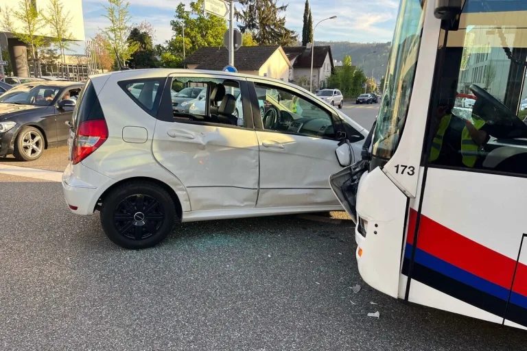 Wettingen AG - Unfall zwischen Linienbus und Auto - Fahrgäste verletzt 