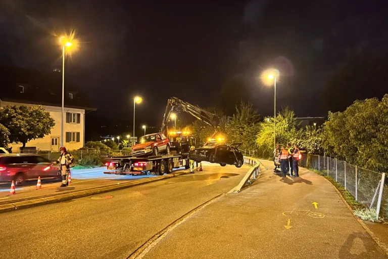  Rapperswil-Jona SG - Eingeklemmte Frau muss aus Unfallauto geborgen werden