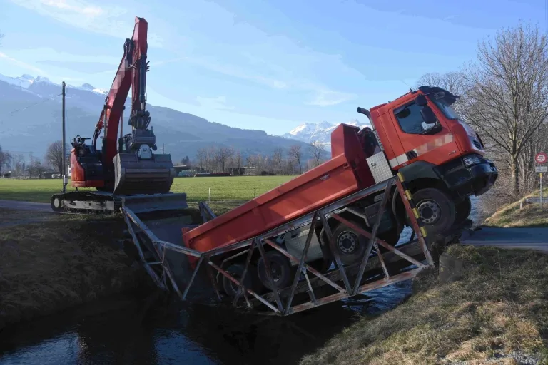 Sevelen SG - Brücke stürzt unter Lastwagen ein!
