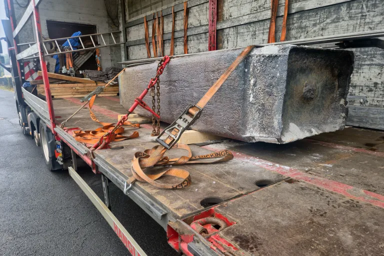 Blankenheim NW – Polizei stoppt Lkw mit ungesicherten Stahlblöcken