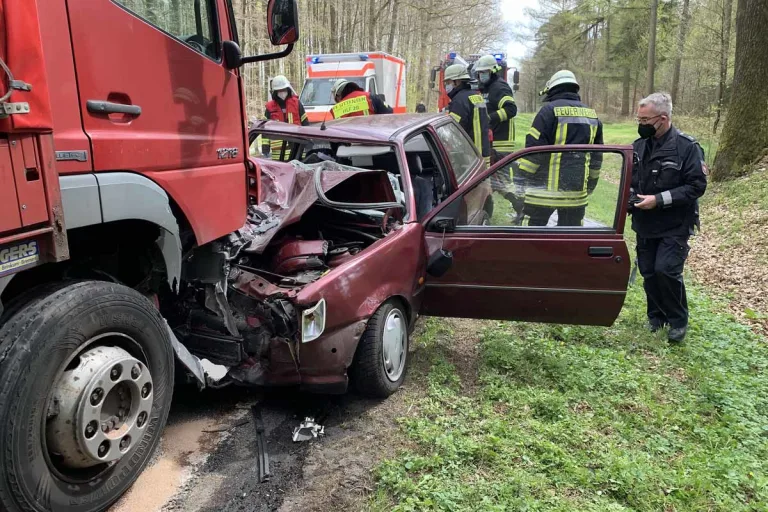 Groß Meckelsen - Ford Fiesta kracht frontal in LKW