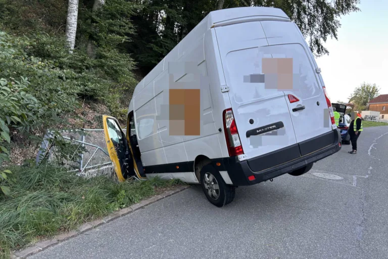 Reitnau AG – Lieferwagen landet bei Unfall im Dorfbach