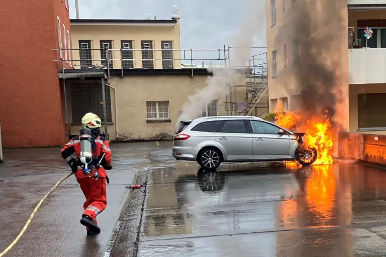 Auto ging in Schwanden (GL) auf dem Parkplatz in Flammen auf