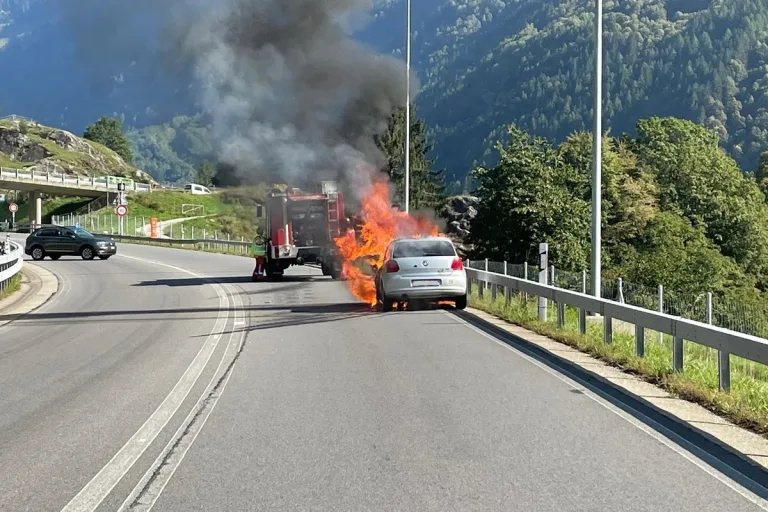 A13 bei Mesocco GR - Auto fängt während der Fahrt Feuer 