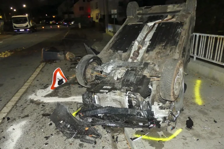 Radevormwald - Unfalllenkerin geht auf Polizistinnen los!