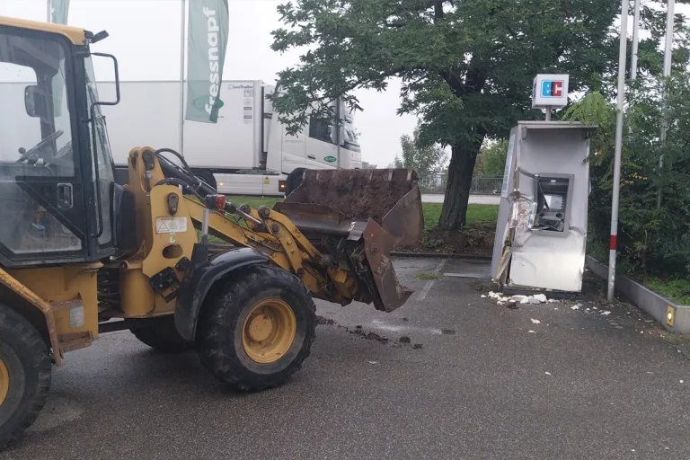 Zeugenaufruf Worms RP – Unbekannte versuchen Geldautomaten mit Bagger aufzubrechen
