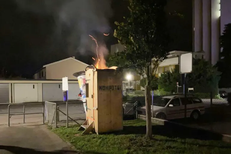 Reinach BL - Brandstiftung an Toilettenhäuschen erfordert Feuerwehreinsatz