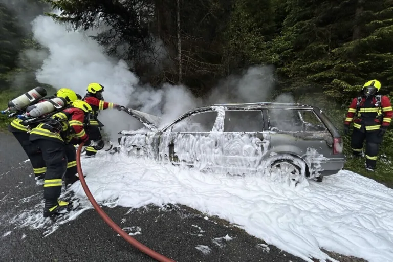 Oberiberg SZ - Auto fängt während der Fahrt Feuer