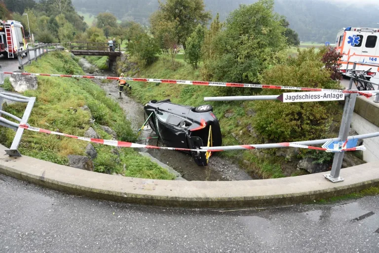 Domat/Ems GR -  Personenwagen stürzt in Bachbett