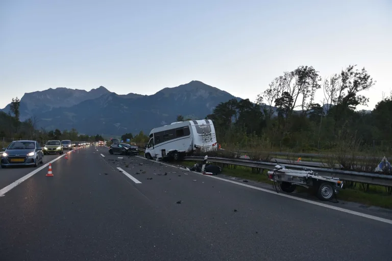 Zizers GR - Wuchtiger Unfall mit erheblichem Sachschaden 