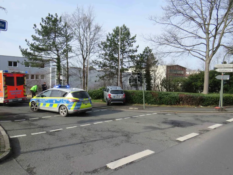 Iserlohn – Unter Drogen stehender 24-Jähriger flüchtet nach Verkehrsunfall und entwendet Krankentransportwagen