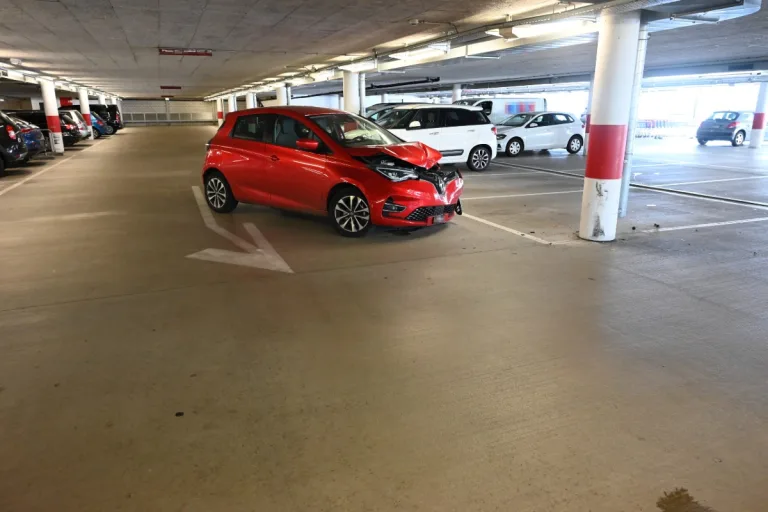  Buchs SG - Autofahrerin prallt im Parkhaus in Betonstützpfeiler
