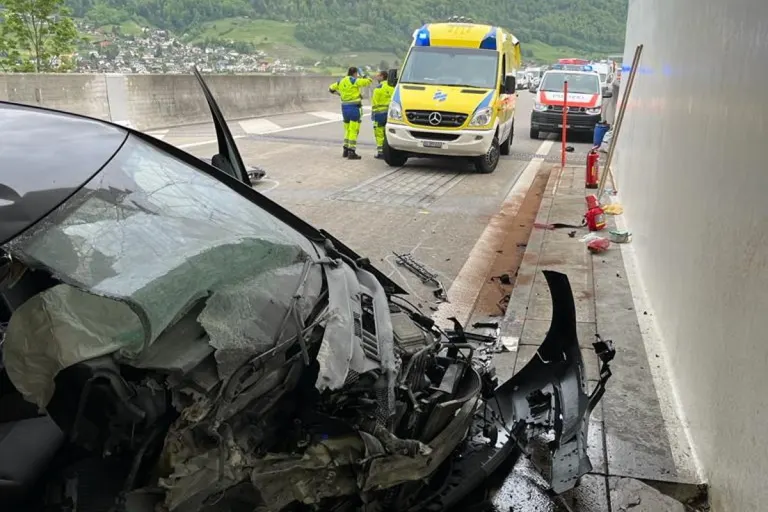 Mols SG  - 77-Jährige verunfallt bei Raischibetunnel