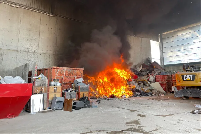 Birsfelden BL – Brandausbruch im Recyclinglager erfordert Feuerwehreinsatz