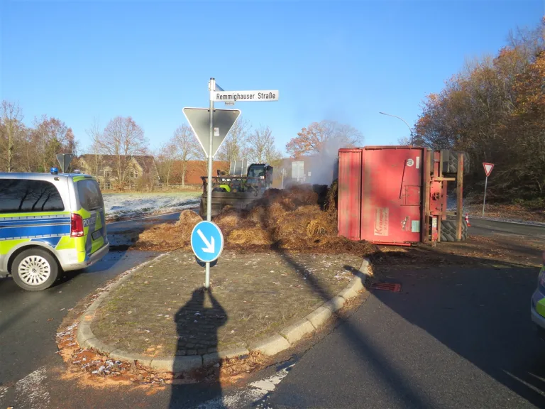 Lippe – Anhänger kippt um – Mist landet auf Straße
