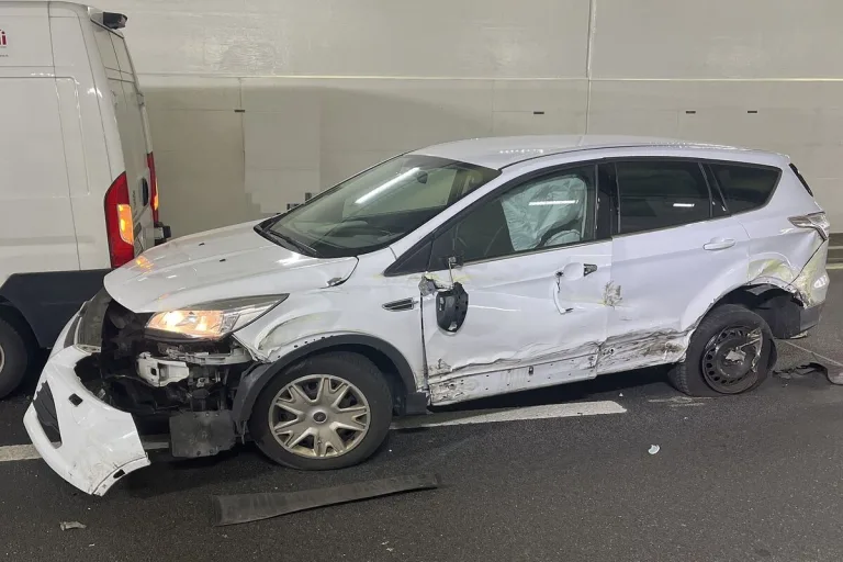Muttenz BL / Autobahn A18 / Schänzlitunnel - Verkehrsbehinderungen aufgrund von Streifkollision