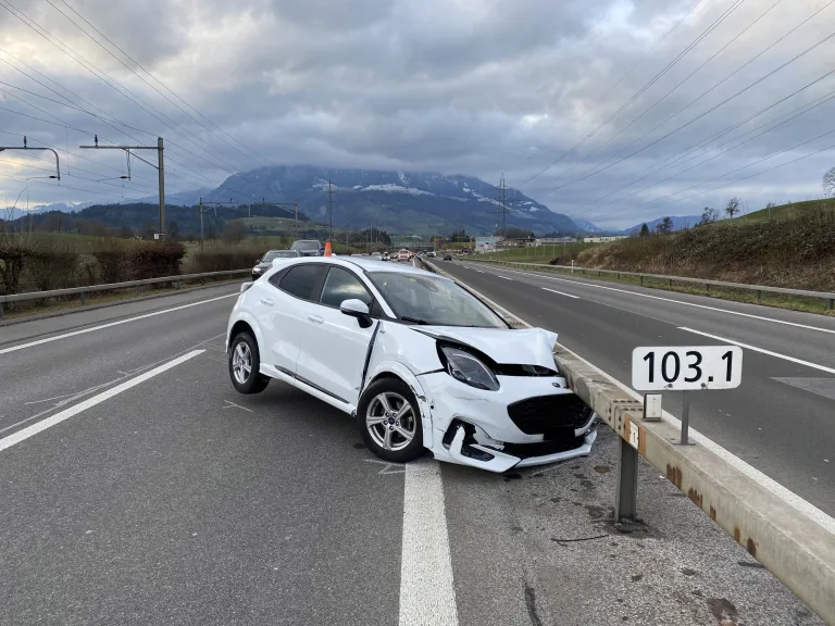 A4 Risch Rotkreuz ZG: Zwei Selbstunfälle auf der Autobahn am Morgen