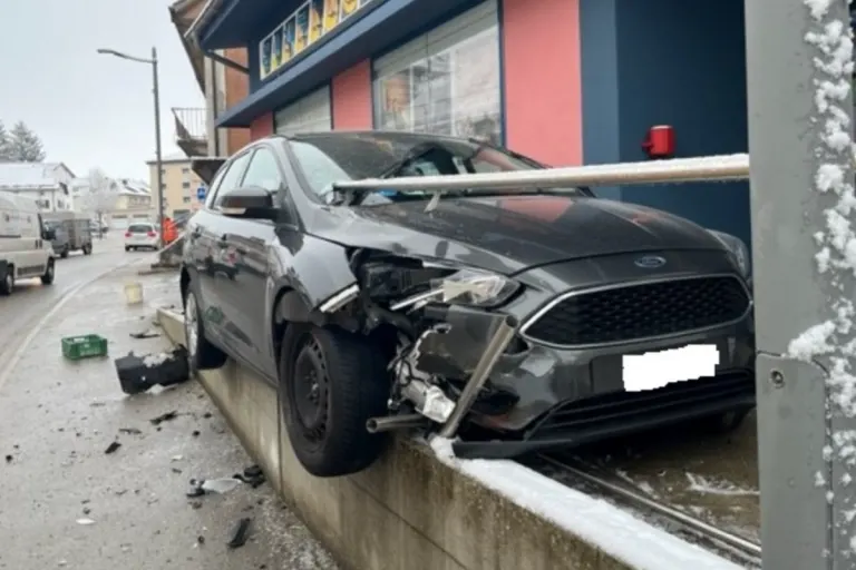 Le Noirmont JU – Auto landet bei Unfall auf Zugangsrampe eines Kinos