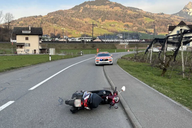Steinen SZ – Rollerfahrer bei Unfall schwer verletzt