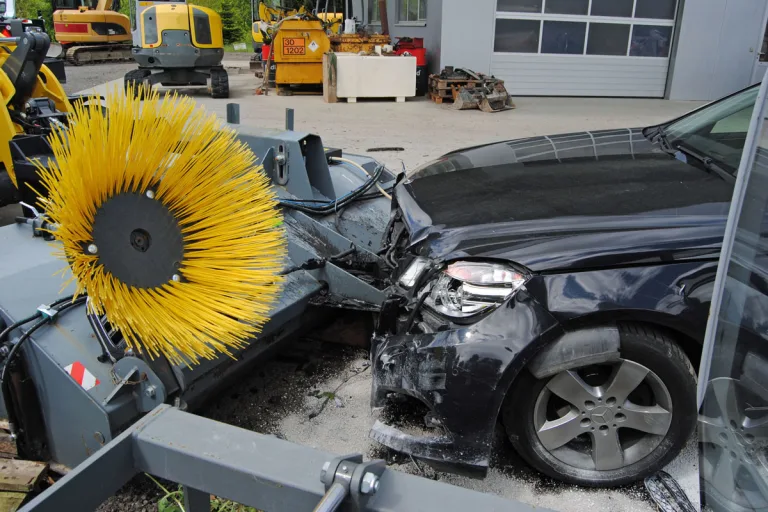 Rain LU - Mercedes auf Firmengelände zerstört