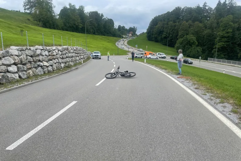 St.Gallen - Slalom-Fahrt endet im Unfall mit lebensbedrohlichen Verletzungen 