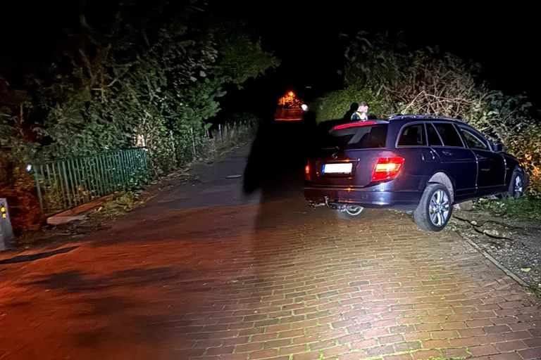 Bergen NI – Mercedes durchbricht Brückengeländer