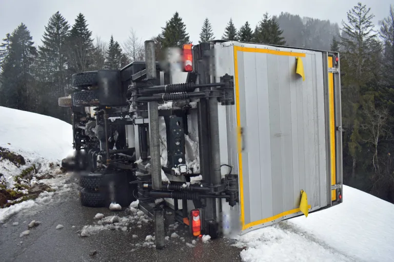 Entlebuch LU – Lastwagen nach Selbstunfall zur Seite gekippt