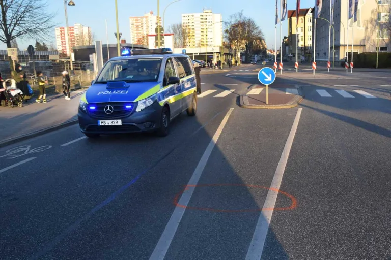 Bremerhaven - Kind auf dem Weg zum Spielplatz verletzt