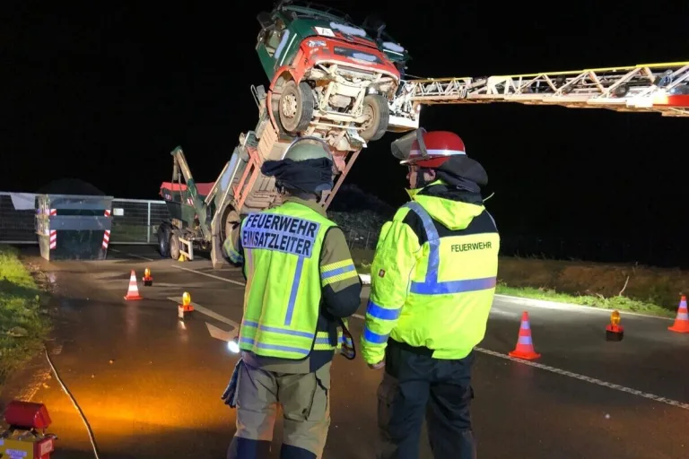 Voerde NW - LKW-Absetzkipper kippte um