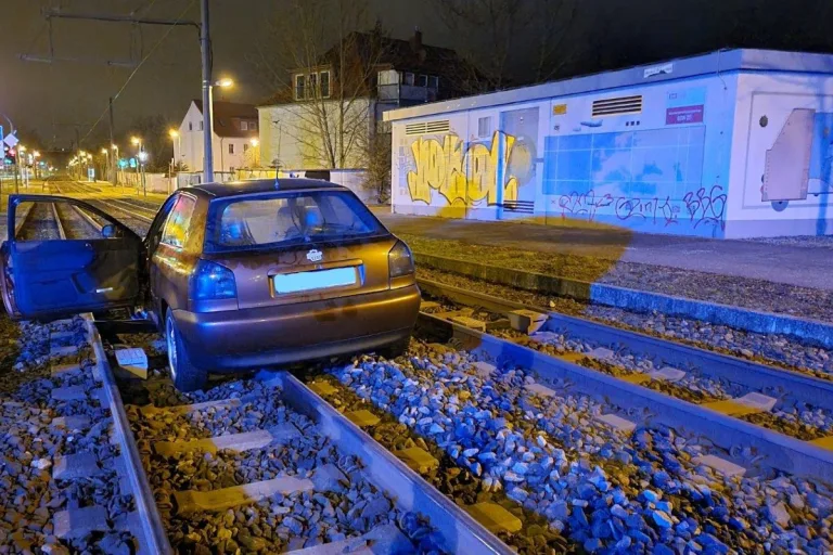 Erfurt - Audi landet nach Unfall auf Gleisbett