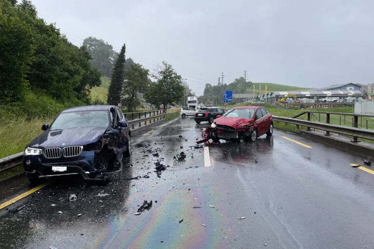 Schwerer Verkehrsunfall in Küssnacht SZ - 20-Jähriger verliert Kontrolle über Auto