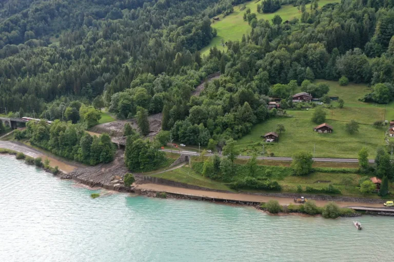 Brienz BE – Murgang sorgt für Sperrungen von Bahnstrecke und Hauptstrasse