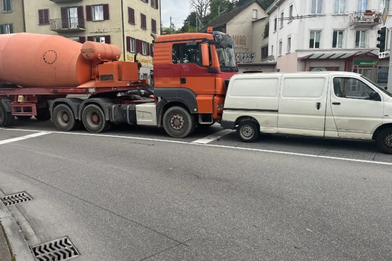 Stadt Schaffhausen - Unfall heute zwischen Lieferwagen und Sattelschlepper