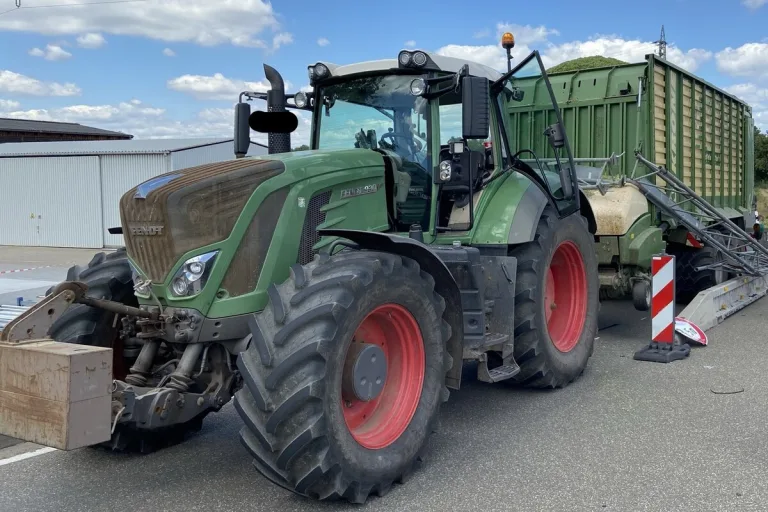 Landstuhl – Traktor bleibt an Höhenbegrenzung hängen