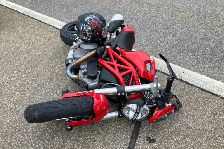 Bilten GL – Mit Motorrad in Brückengeländer geprallt